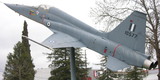 10577_Northrop_F-5A_pole-mounted_in_the_city_at_the_Ekthesiako_Kentro_Lamias