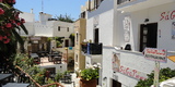 Tourist_shops_and_taverns_in_Chora,_Naxos