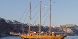 Tour_boat_-_Santorini_near_Oia_-_Greece