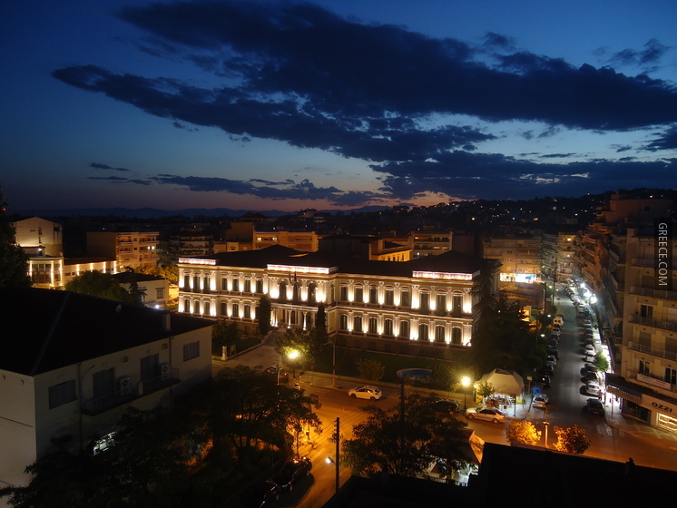 Πανοραμική άποψη του κτηρίου Περιφερειακής Ενότητας Σερρών στο ηλιοβασίλεμα