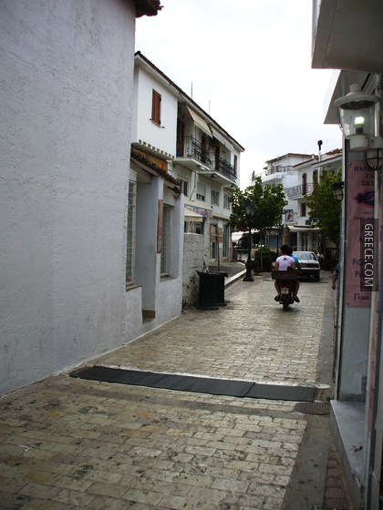 Улица старог дела града Скјатоса  A street in Old Part of Skiathos Town