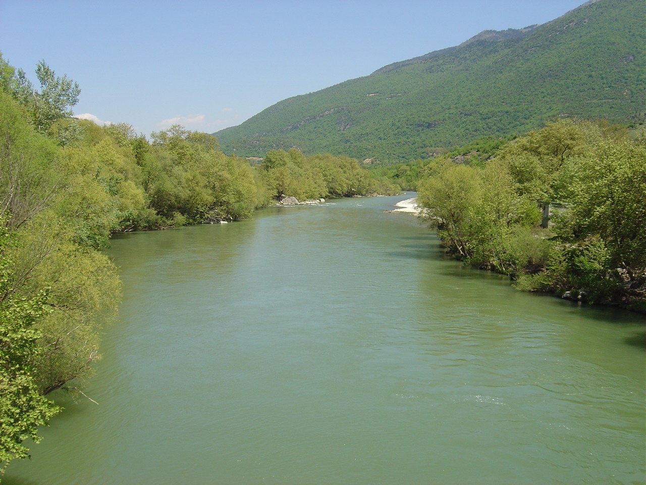 Большие реки греции. Река Альякмон в Греции. Река Альякмон. Река Альякмон в Греции фото. Самая большая река в Греции.