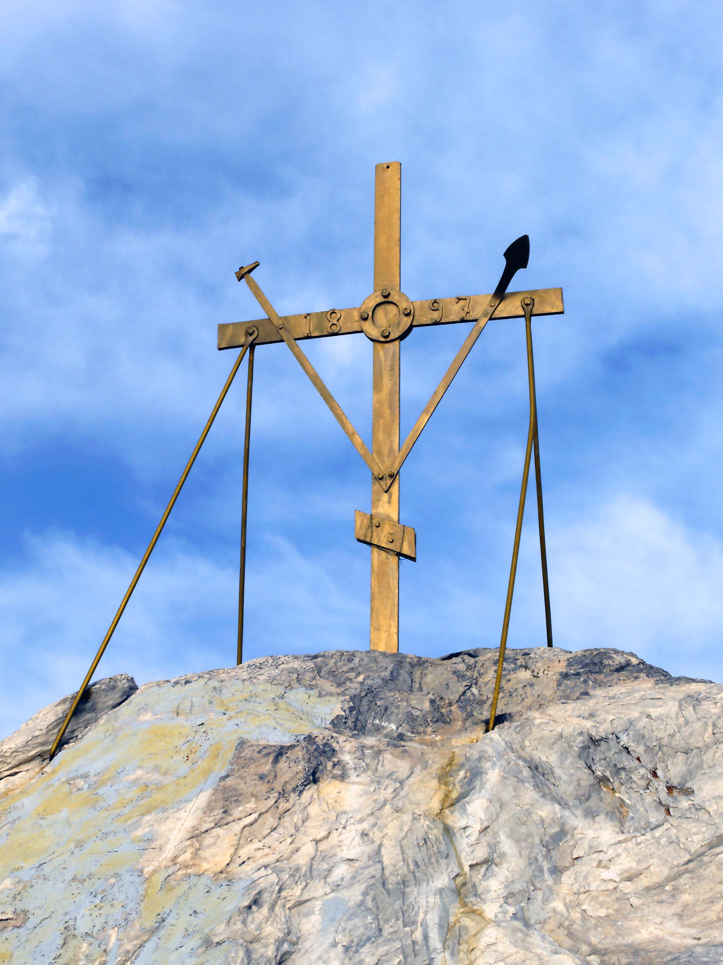 Крест на горе афон