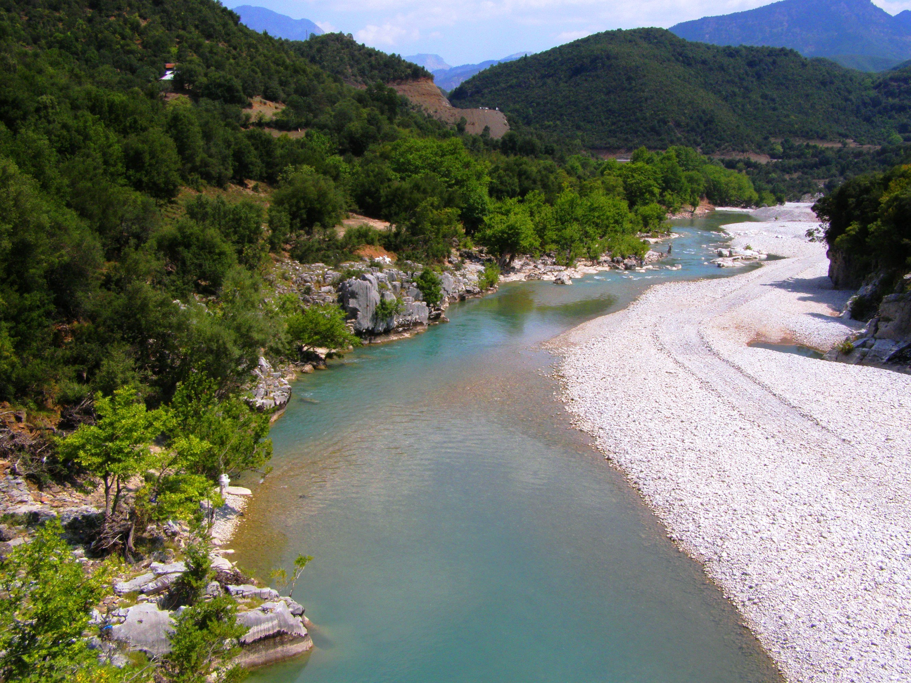 Большие реки греции. Река Альякмон в Греции. Река Альякмон. Река Эвротас Греция. Река Ахелоос в Греции.