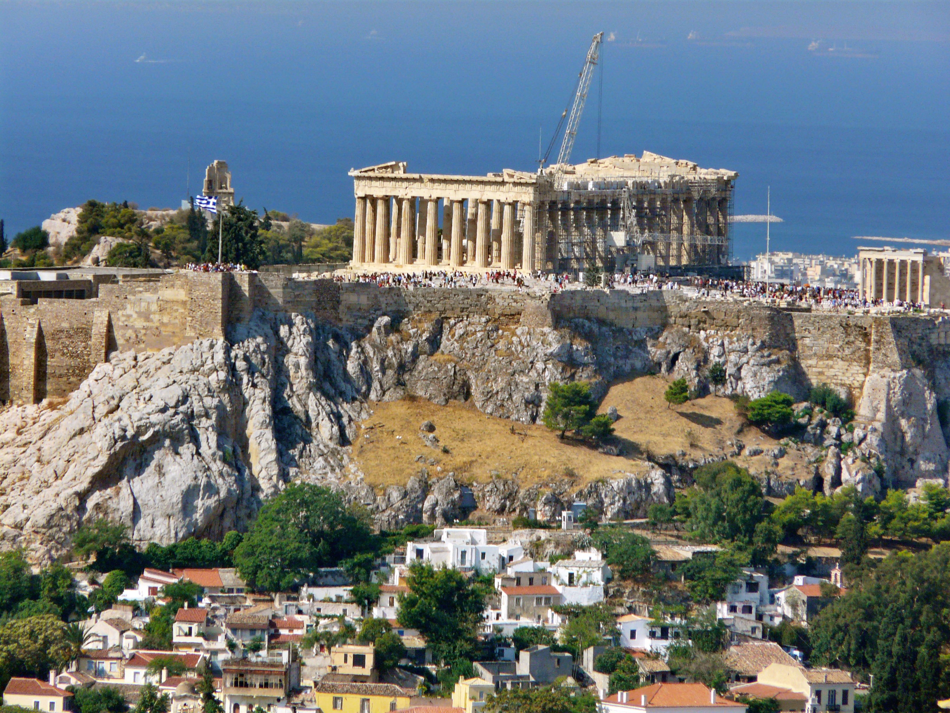 Афин слушать. Скала Акрополя Афины. Родос Акрополь ЮНЕСКО. Современные Афины Акрополь. Афинский Акрополь сейчас.