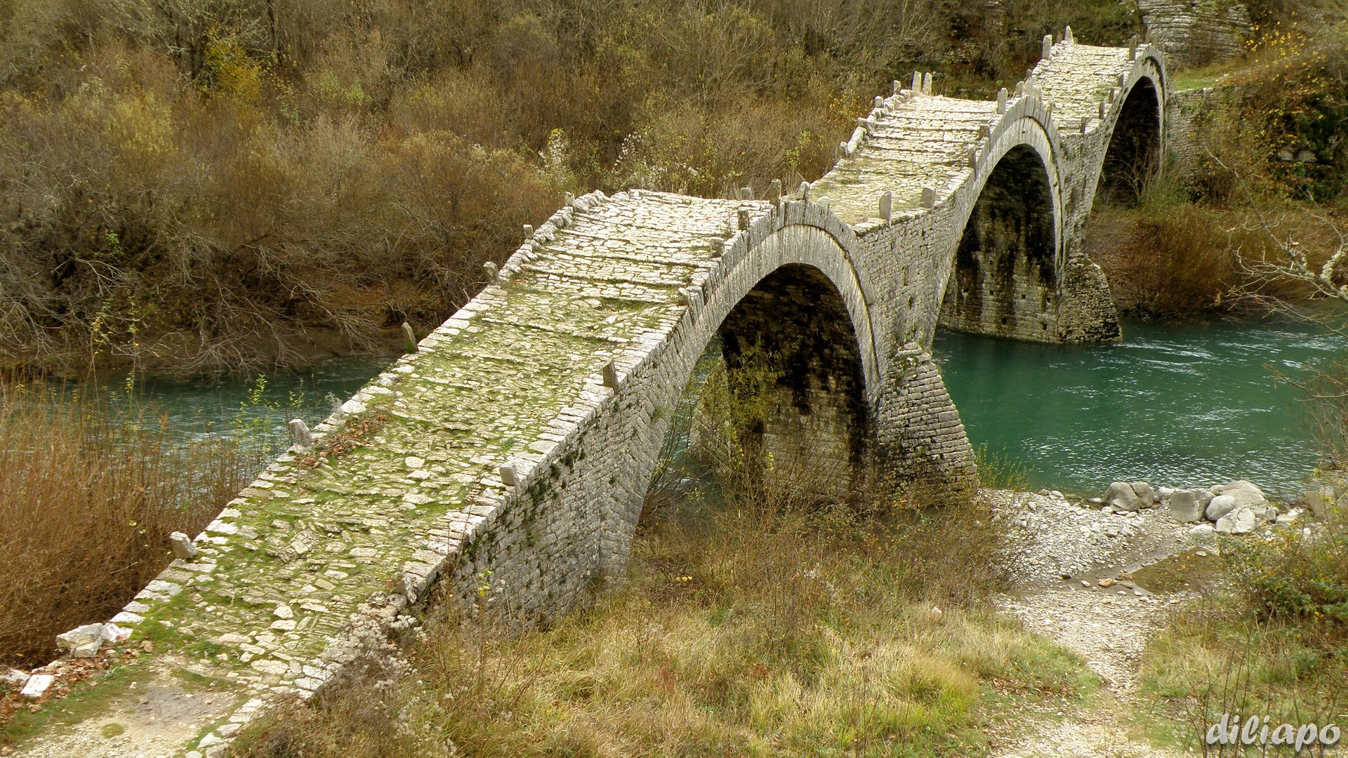 старый мост через реку