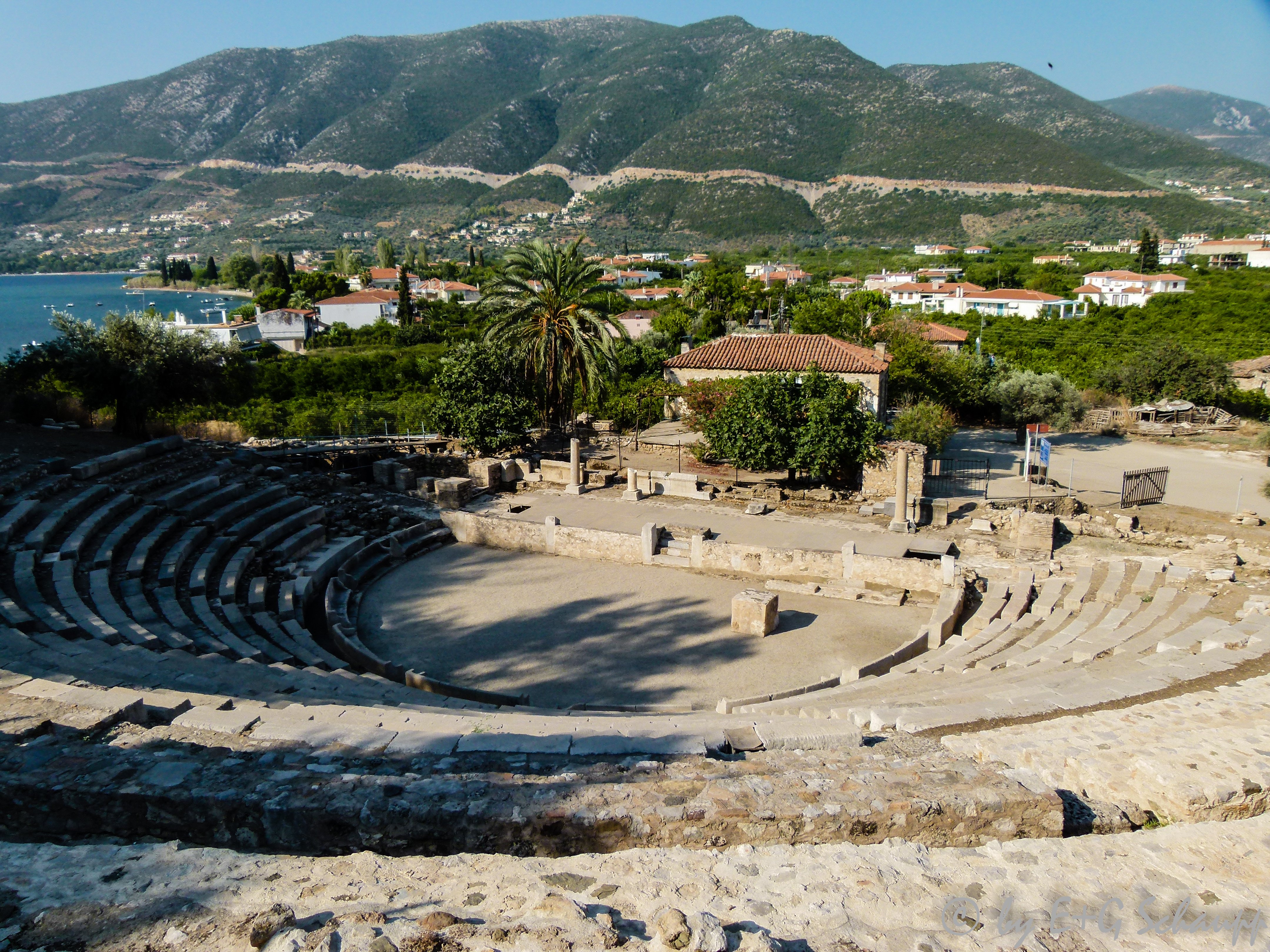Ancient theater. Амфитеатр Эпидавр Греция. Эпидавр Греция театр. Амфитеатр в Эпидавре. Древний театр Эпидавра.